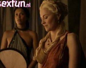 Lucy Lawless keurt de penis van een gladiator