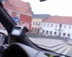 Geil stel maakt rijdend in een auto een amateur sex film